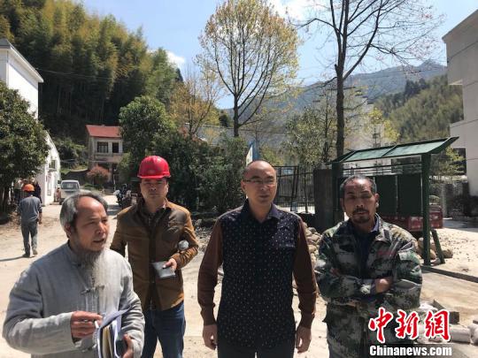 峰源乡庞山村支部书记叶善文检查项目建设进度.莲都区委组织部提供