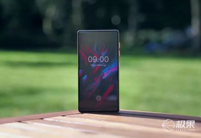 独自撑起了手机工业设计圈最后的尊严:(感受一下被豁牙子屏支配的恐惧