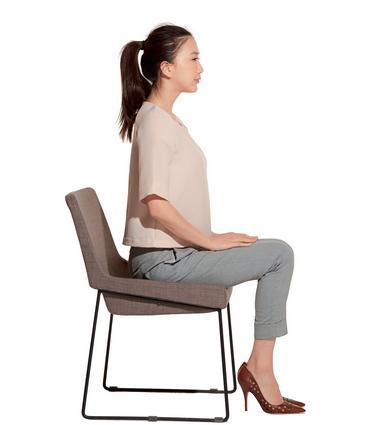 坐姿no 将身体重心放在两腿中间,同时抬头挺胸,下巴微收,看起来很精神