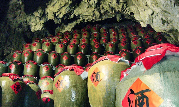 「小型酿酒设备」洞藏酒对洞要求高,建窖池请务必切断水源