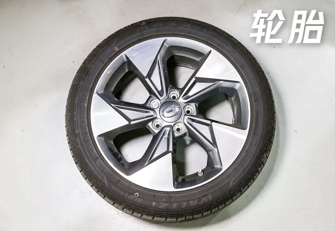 测试的ga4是顶配版本车型,配备的是"玛吉斯 waltz ms1"轮胎,市价约700