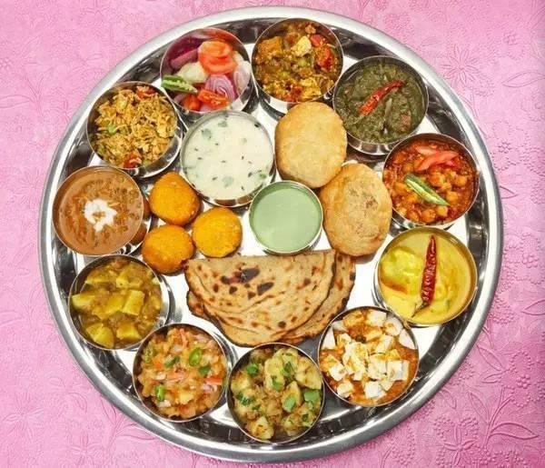 类似葱油饼做法,饼皮更为扁平,口感也较干,北印度最重要的主食