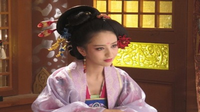 佟丽娅作为深受大家喜爱的锡伯族姑娘,丫丫是颜值一直都只在线的,眉心