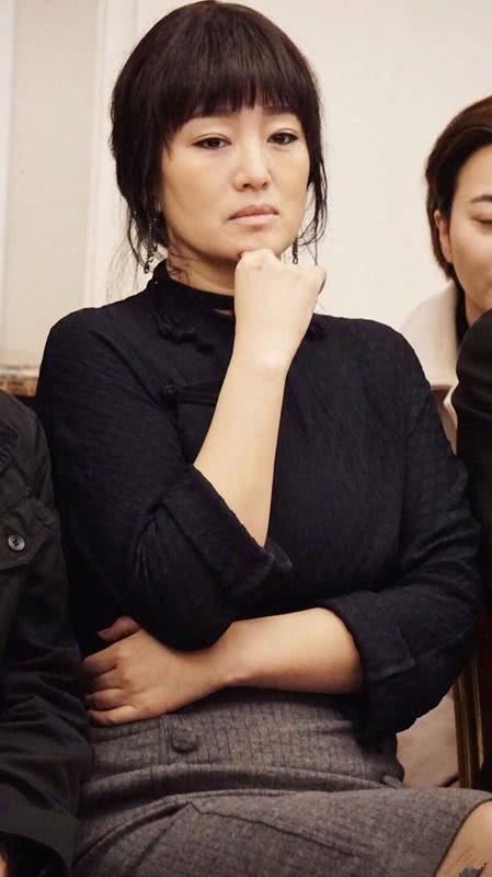 巩俐探班娄烨的新作,网友:齐刘海的巩俐容颜已老气质犹在