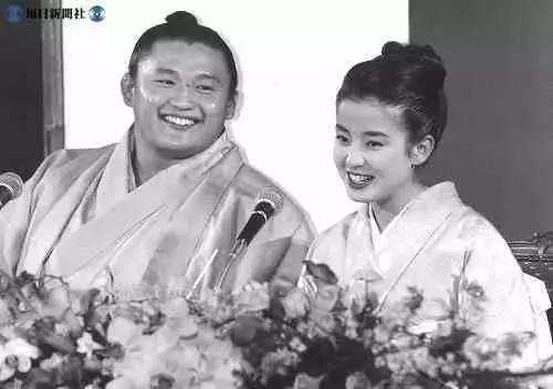 另外还有白鹏翔与纱代子,纱代子是后援会的会长女儿,大财团家的千金