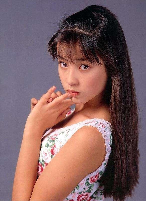 小编为大家举几个例子: 比如1992年, 贵乃花和 日本当红女