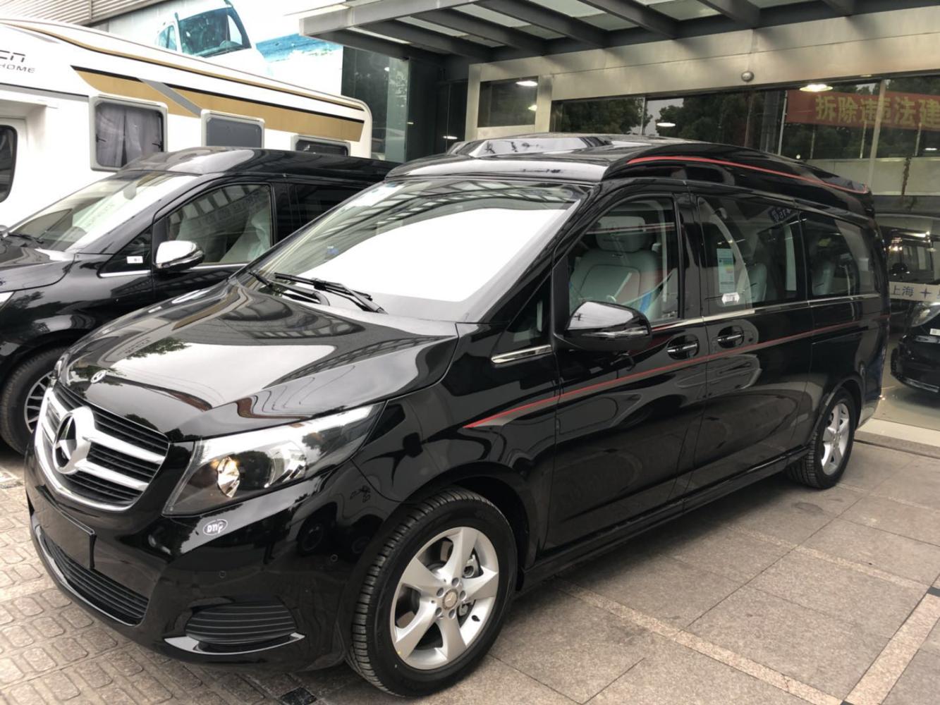 格栅,电动调节可加热外后视镜,每一个细节都彰显了v250贵族优雅的气息