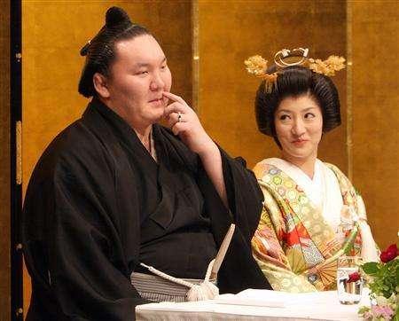 在日本,为什么漂亮的女人都喜欢嫁给相扑手?这儿有你要的答案