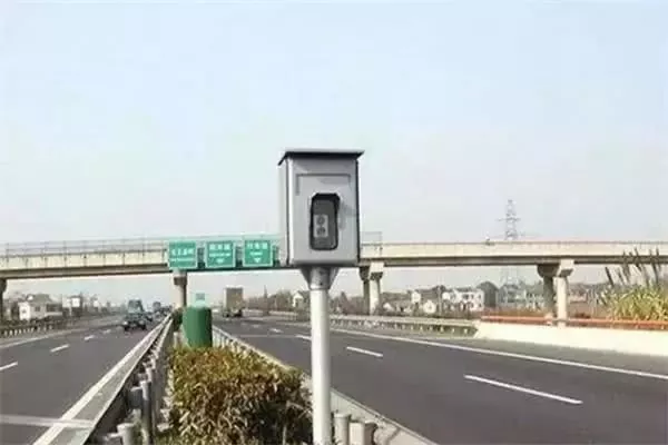 测速点前踩刹车真能避免超速吗来看看摄像头能拍多远就知道啦