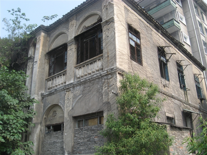 除了这些,这里还有重庆市第一中医院的前身——法国仁爱堂旧址,以及
