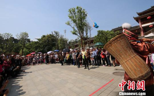 广西大苗山多彩民俗登场迎"壮族三月三 苗族民众在进行抛绣球比赛