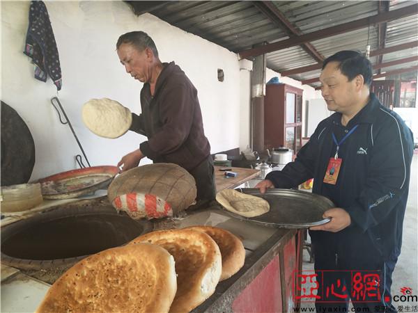 新疆塔城市:亲戚教我学打馕_凤凰网