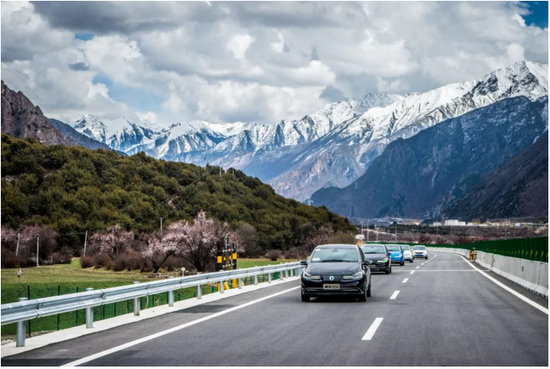 万化,多姿多彩,行走其中,可以体验"隔山不同天,一天有四季"的奇妙感觉