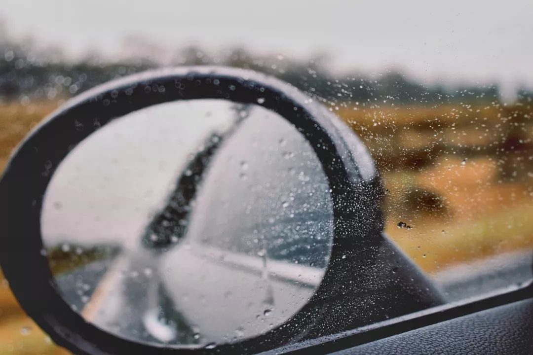 雨天開車後視鏡看不清,原來這樣噴一噴99%有效!【實測】