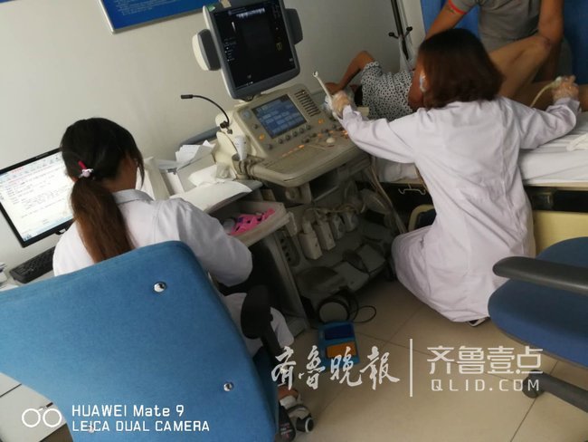 一位女医生,蹲着为不方便配合的患者做b超检查,满头大汗仍在坚持……4