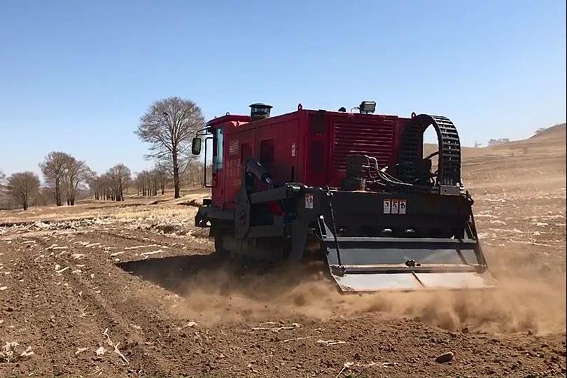 农田里作业的粉垄机,耕深1米,解决土壤板结现象