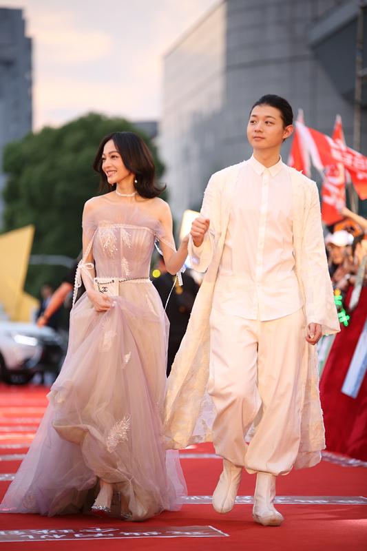 《歌手2018》巅峰之夜盛大开启 张韶涵携手霍尊重现出道经典《寓言》