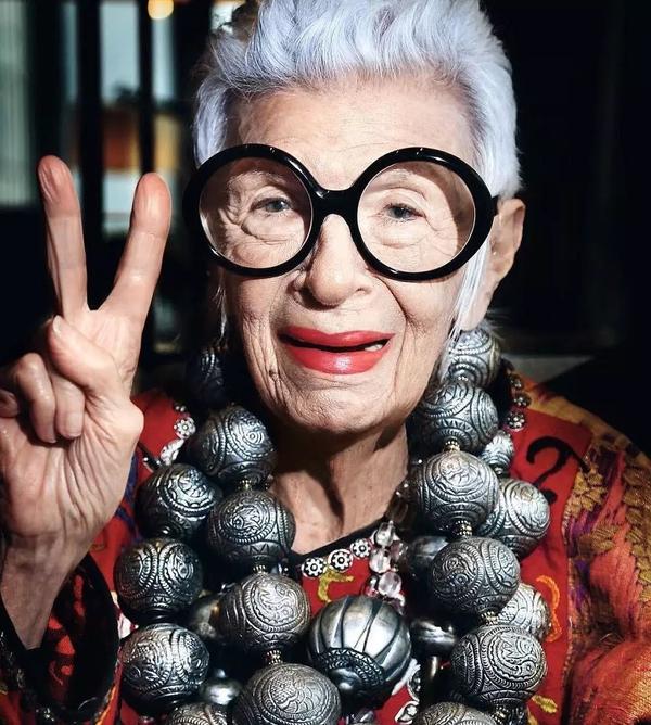 15 日,iris apfel 在自己的 ins 上发布了一款以自己为原型的芭比娃娃