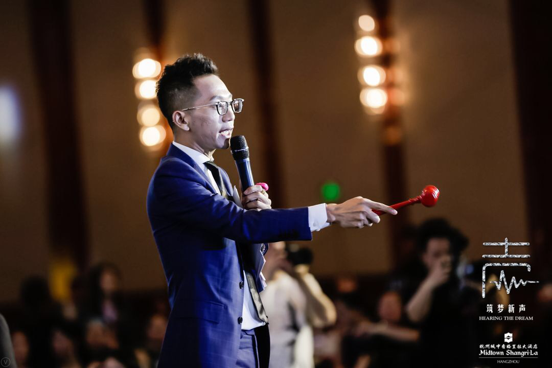 撩开慈善拍卖师的神秘面纱