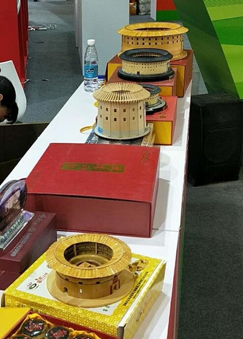 土楼展区还展出了漆线雕摆件,家训汽车挂饰,书签等客家家训文创产品