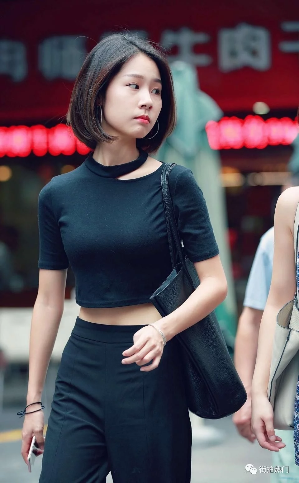 街拍短发小姐姐满面春风