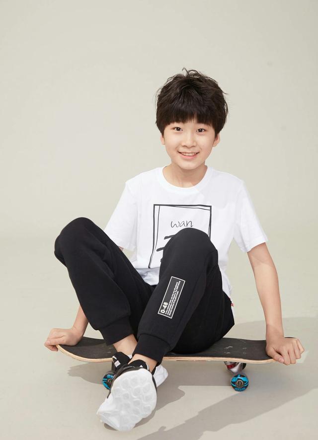 如今天天也长大了,愈发阳光潇洒,腿长呆萌,妥妥地小鲜肉一枚,简直就是