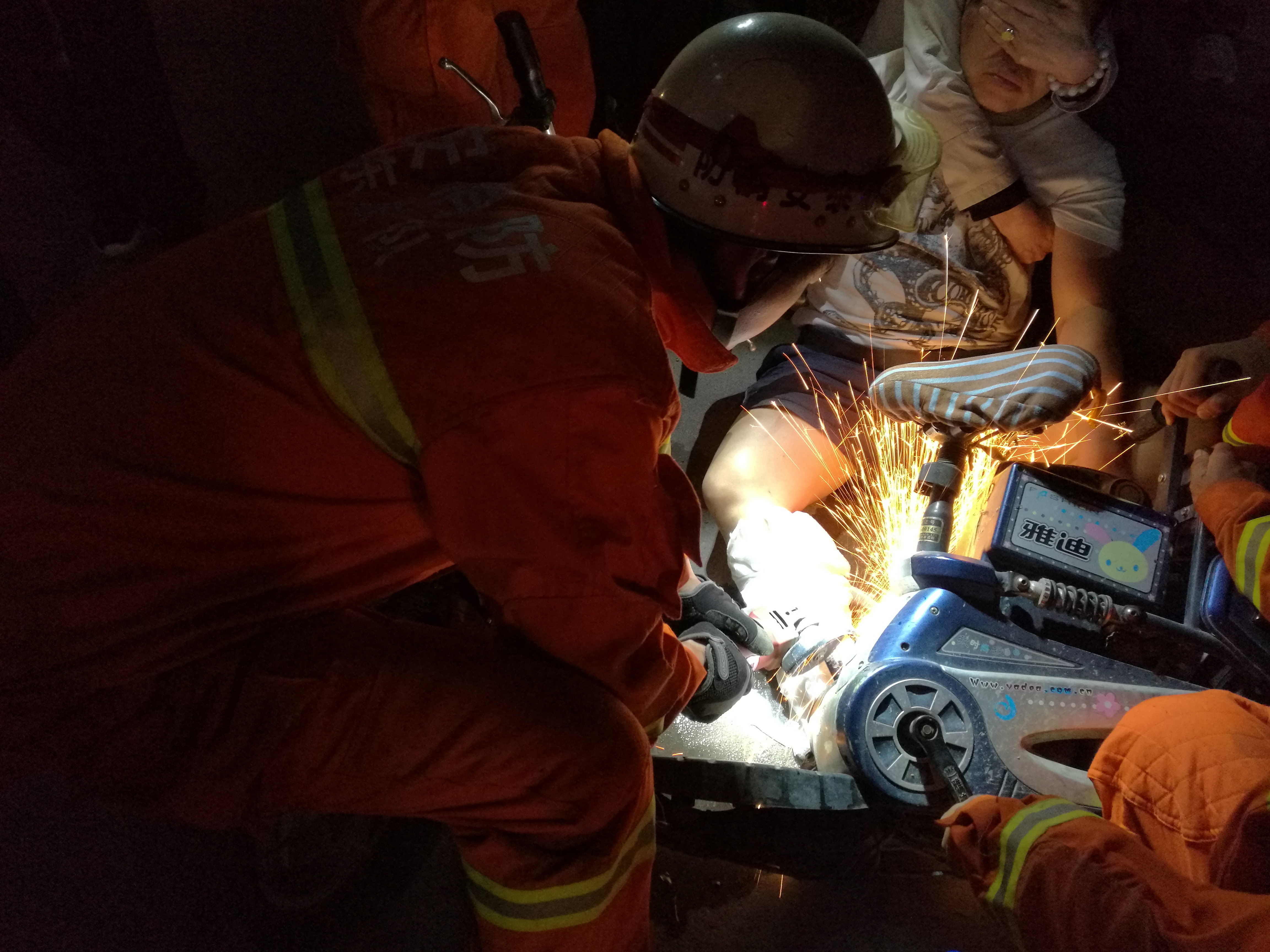 泰安:电动车蹬子扎进男子小腿,众人合力救援