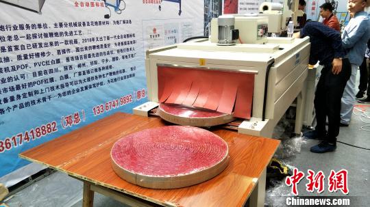花炮博览会展示的花炮生产设备. 徐志雄 摄