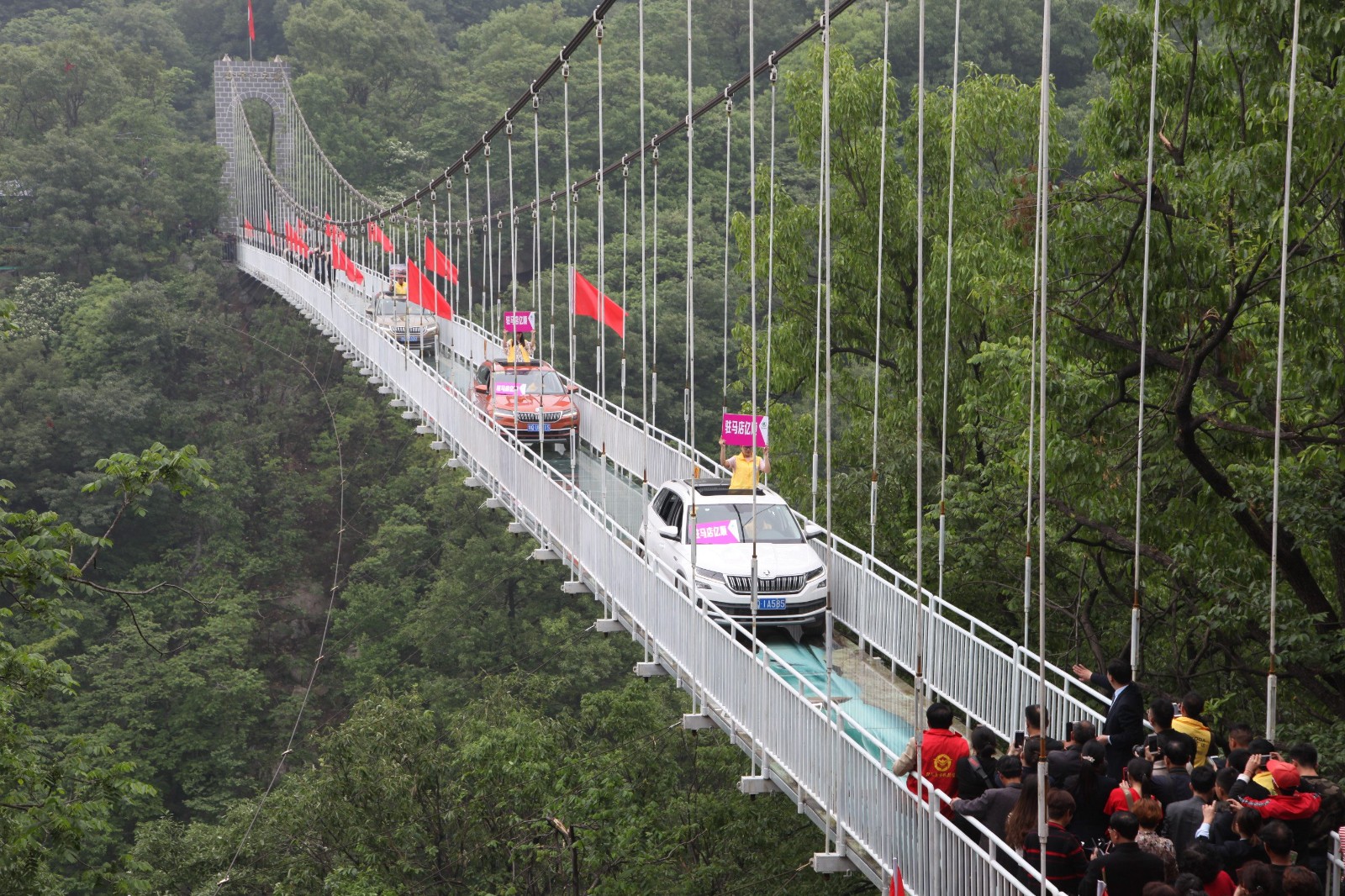 金顶山5d玻璃桥上3辆斯柯达同台"竞技" 媲美张家界景区