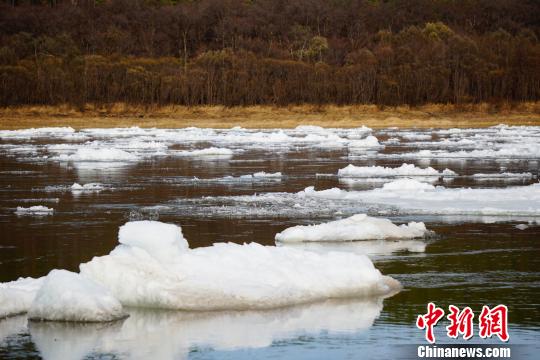 中俄界江全线开江 漠河段跑冰排壮观