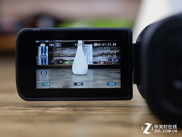 摄像机的3英寸翻转屏,屏幕比例为16:9,更适合视频录制使用