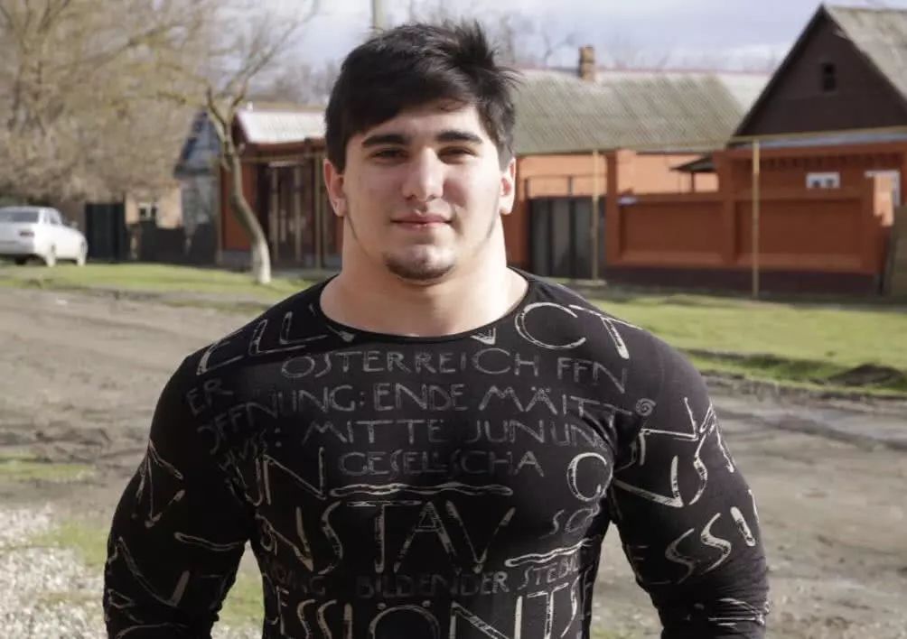 打类固醇变强壮的俄罗斯小伙被16岁的肌肉男给暴揍了