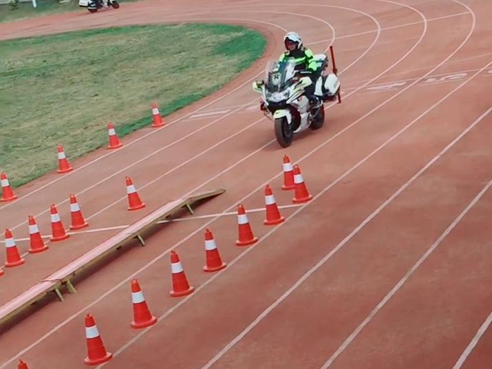 这才是老司机,骑摩托车过独木桥