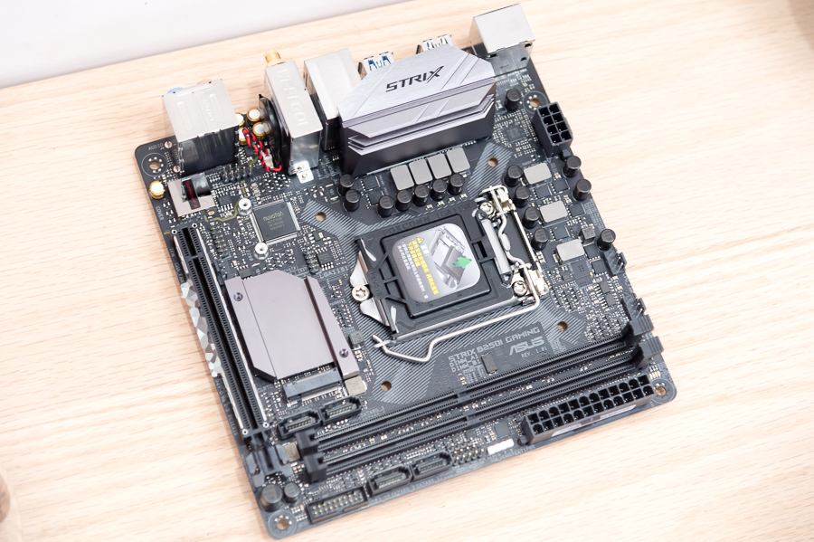 这块不支持超频的华硕strix b250i gaming主板的接口还是不含糊,hdmi