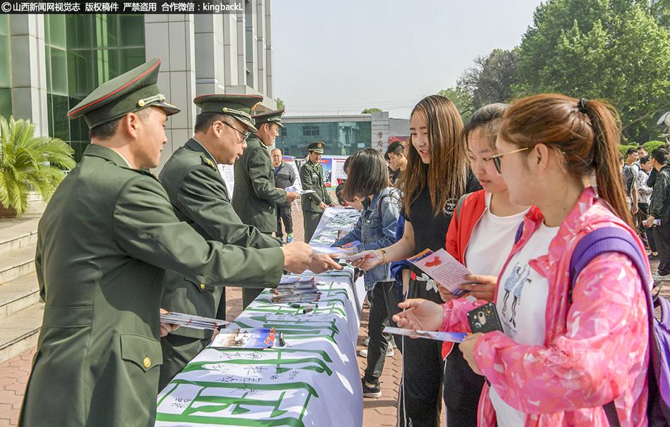 山西临汾:大学生携笔从戎 报效祖国