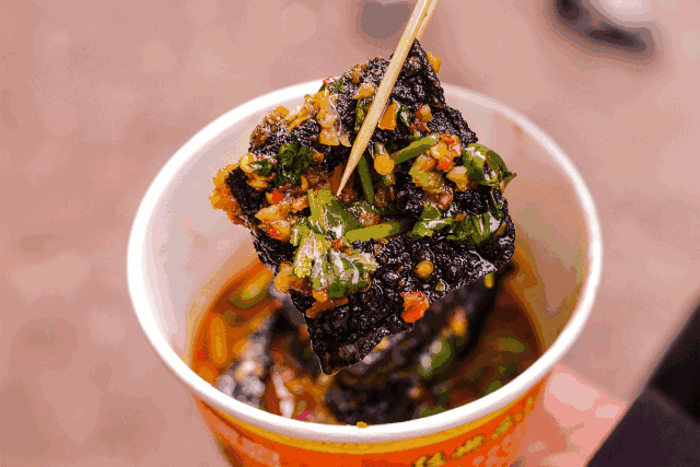 提到长沙味儿,肯定少不了坡子街的臭豆腐啦 有人会说,臭豆腐不就是