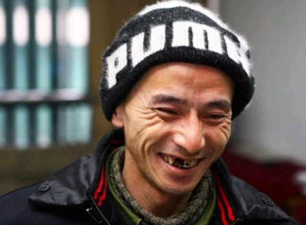 犀利哥全家照精神失常仍不忘替母亲打伞