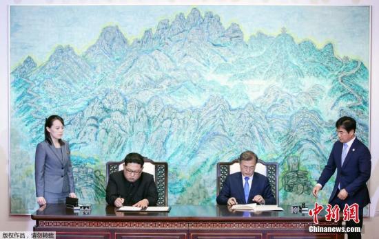 当地时间4月27日下午，韩朝领导人在经过一天会谈后签署协议，共同签署《板门店宣言》，并在和平之家外举行发布会。图为签署仪式现场。