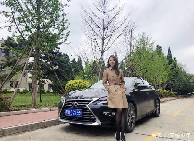 初晓敏是汽车圈著名的女车评人,经常以高跟鞋,丝袜,短裙的装扮在自己