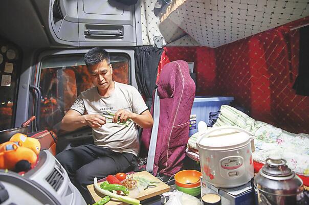 丰富,但是不少卡车司机师傅为了省钱,还是只吃泡面,快餐.