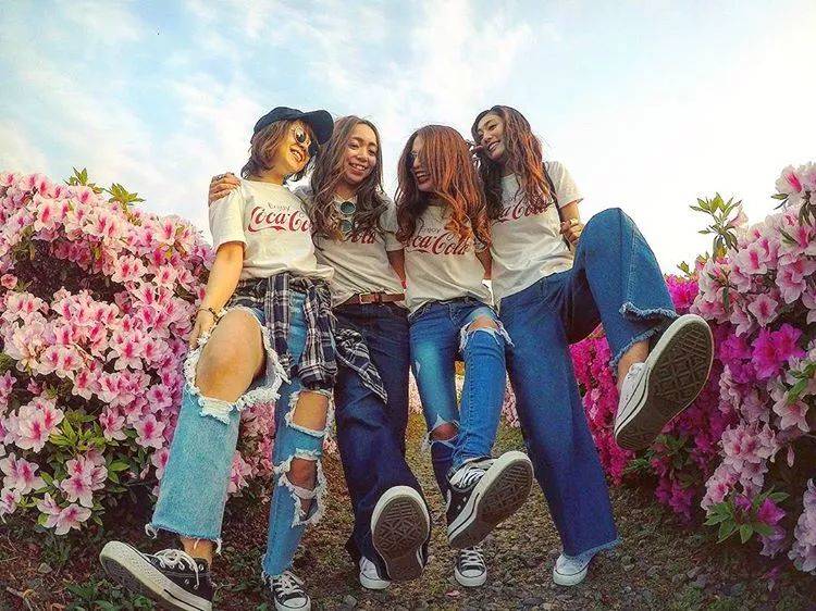 是,除了按快门的人,其他人依次从左右站出来,每人可以摆不同的手势