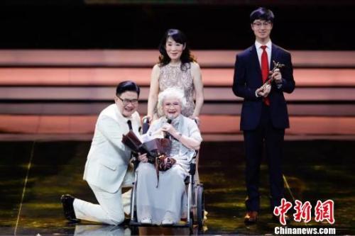 著名表演艺术家王丹凤去世 曾是《小燕子》原唱_凤凰网