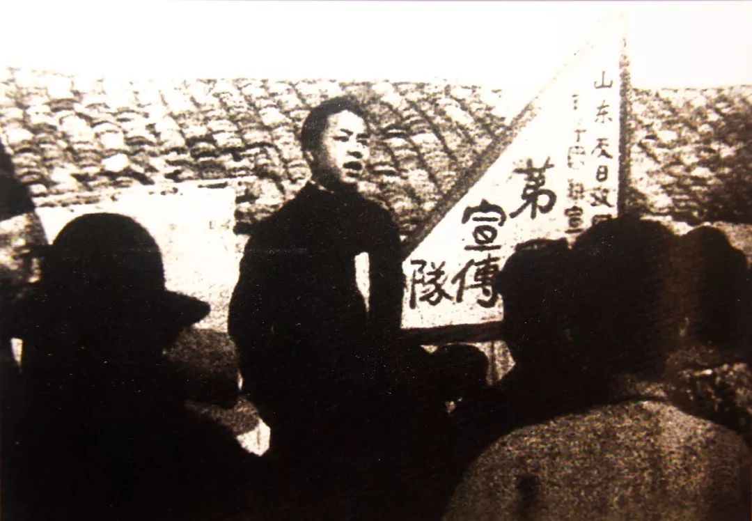 1935年12月9日,北平数千学生举行抗日