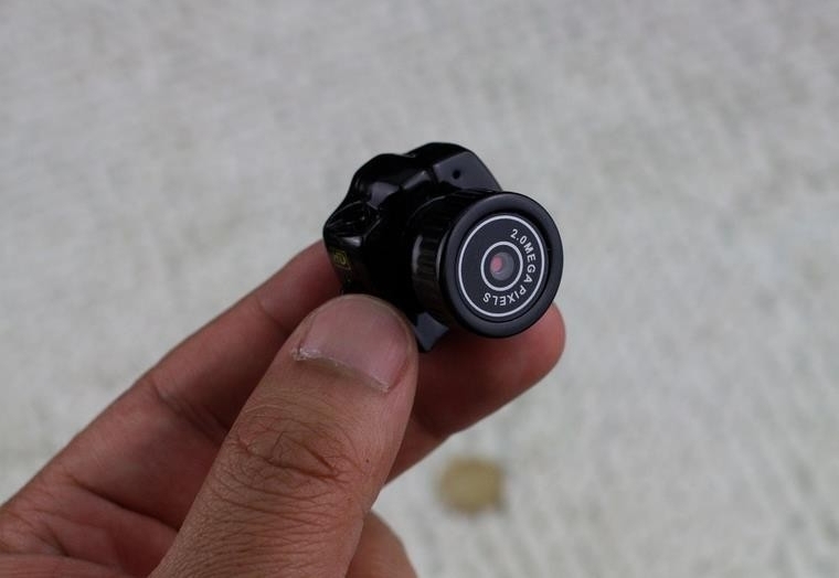 老婆每次哺乳都关上门老公装针孔摄像头偷看看到的画面让他心痛