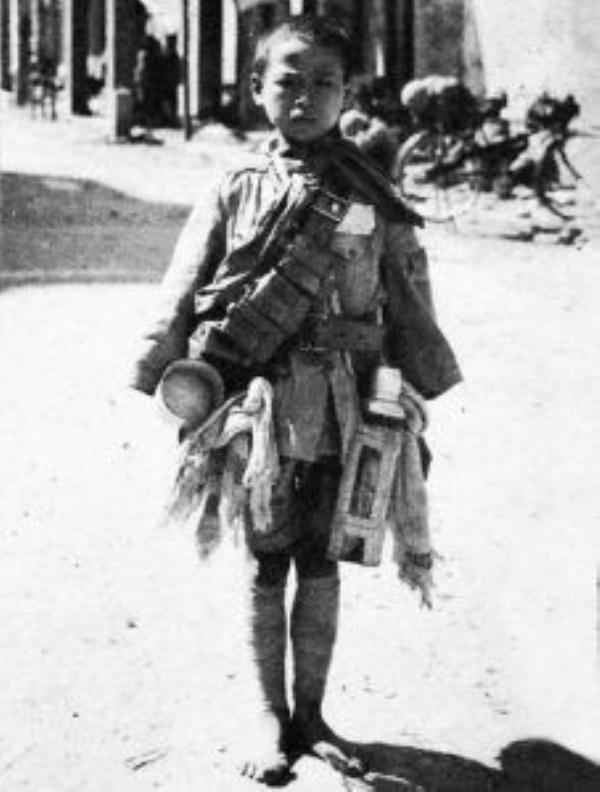 抗战被日寇俘虏的中国儿童兵, 有的只有10岁, 昂首站立与日寇对视