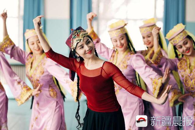 天山舞者古丽米娜用舞蹈展现新疆魅力