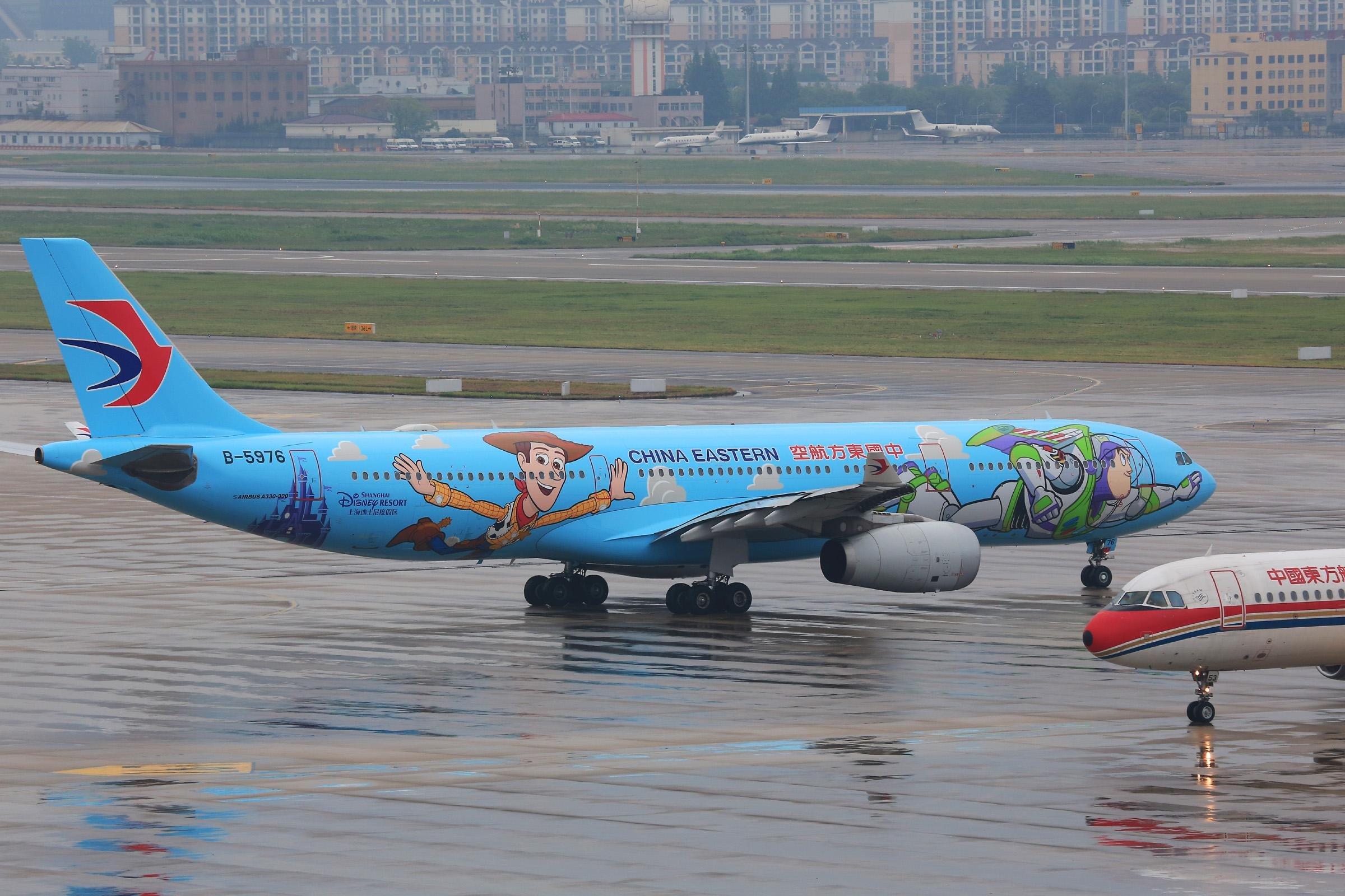 东航玩具总动员彩绘机亮相一周多你坐到过了吗