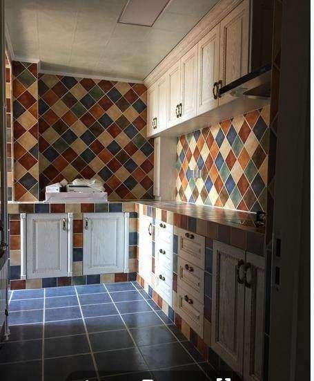 我家邻居是个乡巴佬, 用红砖砌了一个电视柜, 真雷人!