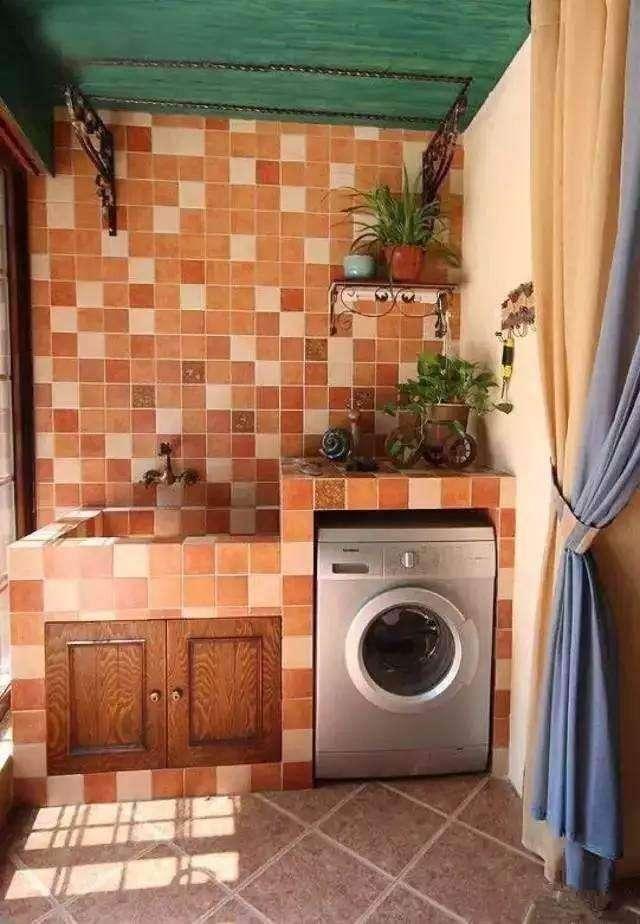 我家邻居是个乡巴佬, 用红砖砌了一个电视柜, 真雷人!