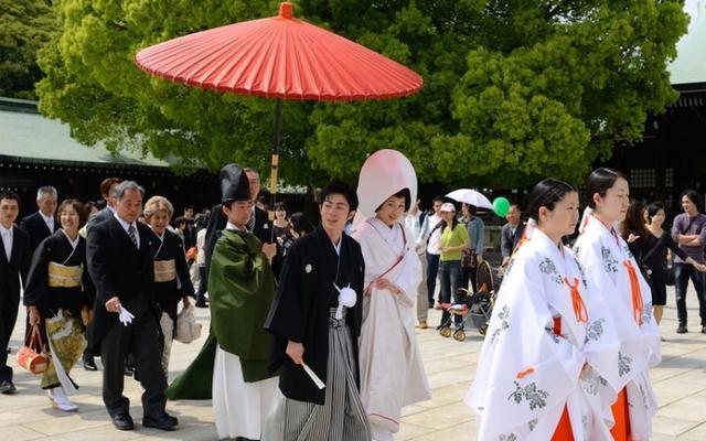 日本旅遊碰見的傳統婚禮,新娘好像披麻戴孝讓人誤解